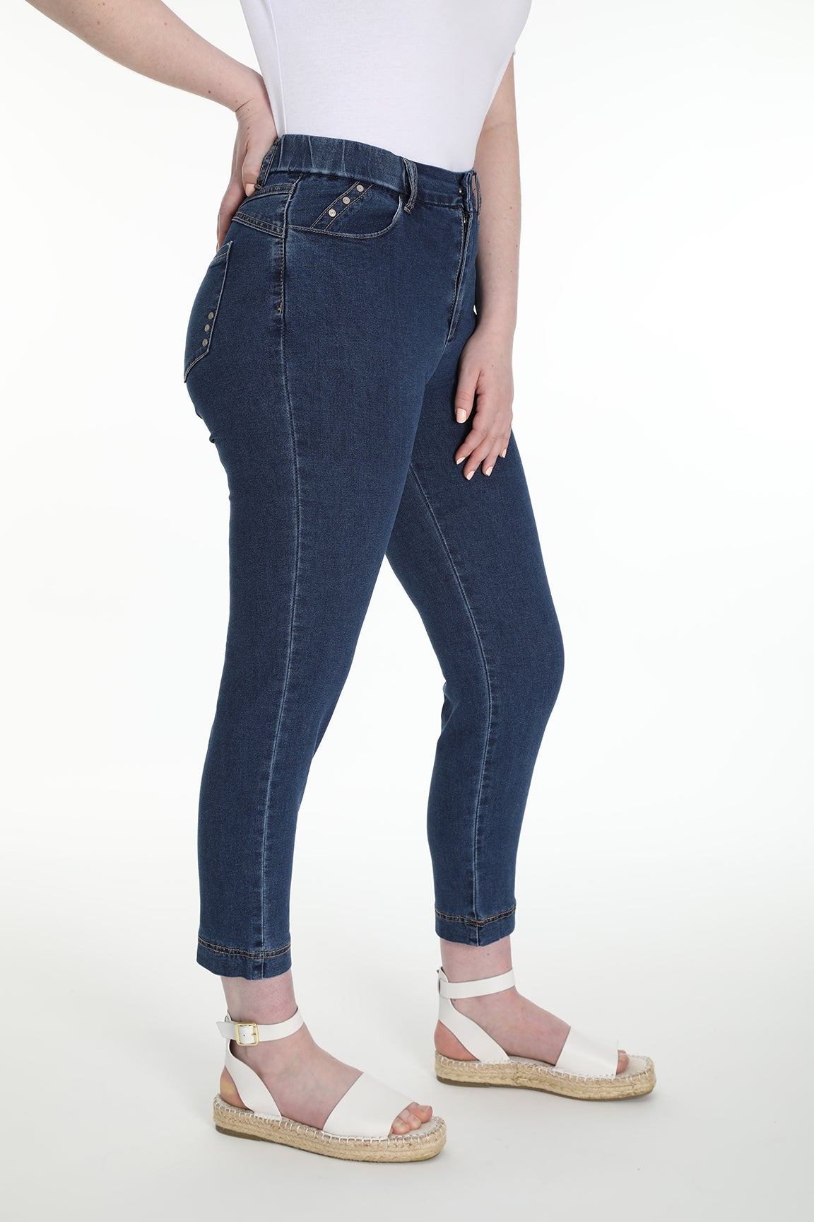 Tapered Capri Jean Wonder Denim in Blue